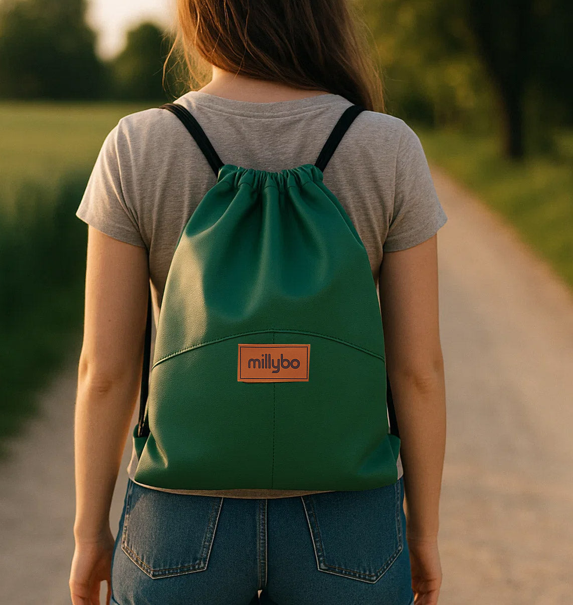 MILLYBO SACCO ECO Turnbeutel aus Kunstleder – Eleganter Beutelrucksack Flaschengrün